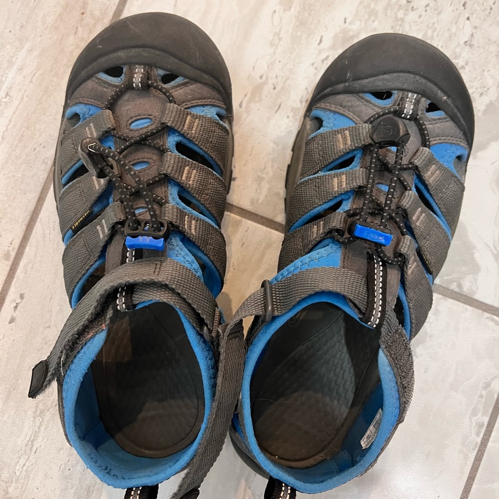 Boys size 5 Keen sandals.